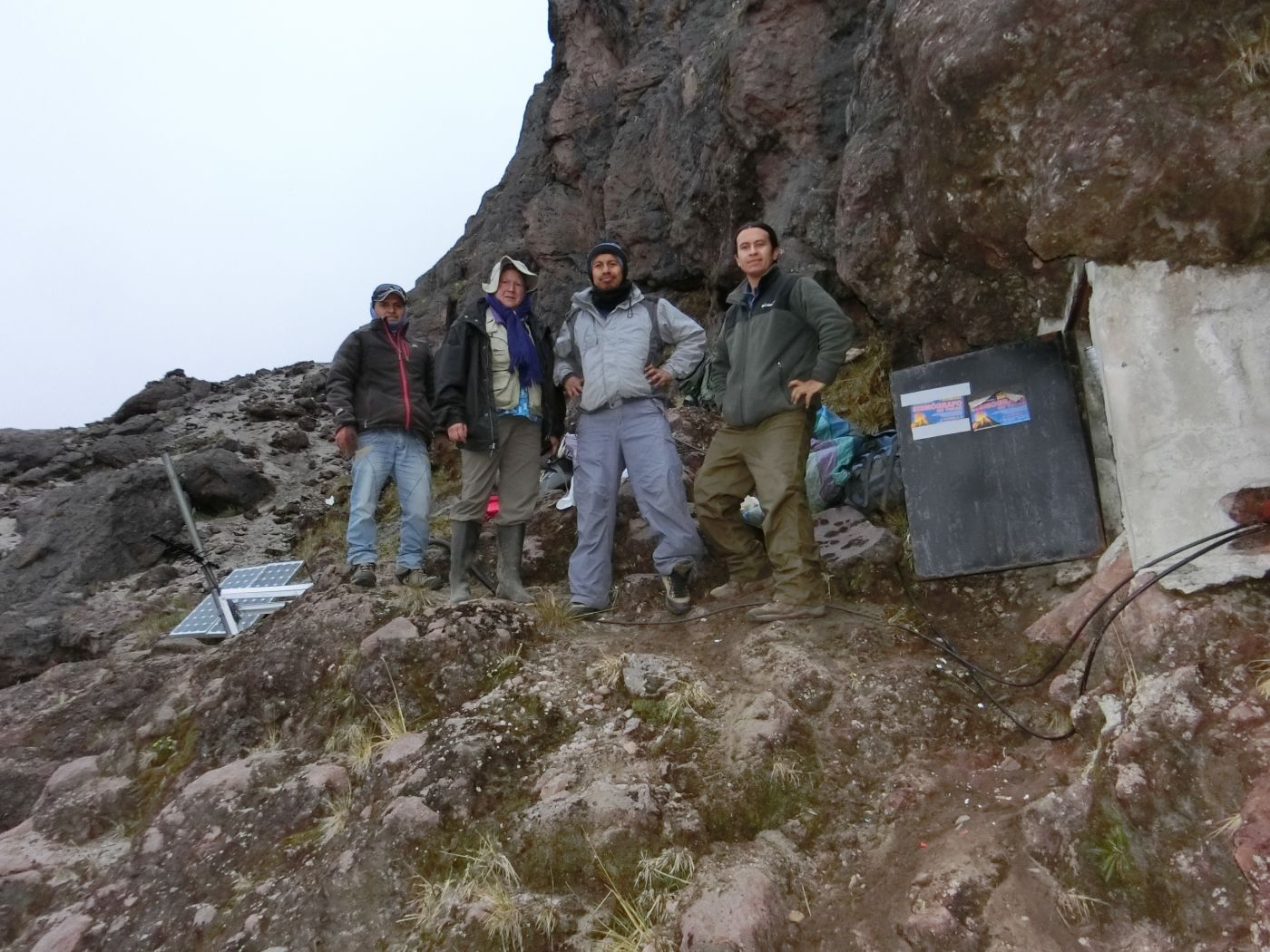 Instalación de un inclinómetro en el volcán Cayambe