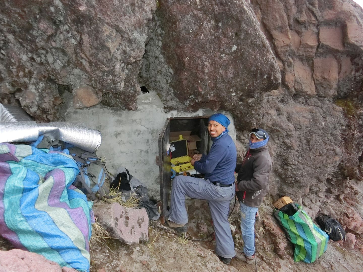 Instalación de un inclinómetro en el volcán Cayambe