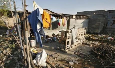 Los hijos de los sobrevivientes del terremoto permanecen en una frágil carpa a la intemperie en el pueblo de Anjar, en el estado occidental de Gujarat. Foto: Amit Dave/ Reuters