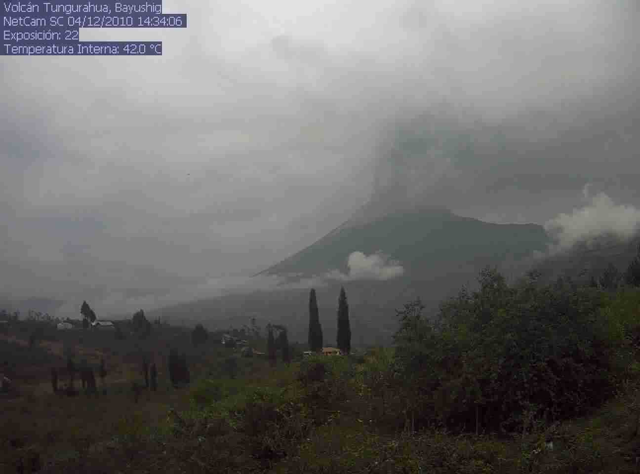 Actividad superficial observada en el volcán Tungurahua. Imagen captada por  la cámara de monitoreo ubicado en la zona de Bayushig, suroeste del volcán, a las 10:50 (tiempo local) del 4  de diciembre de 2010
