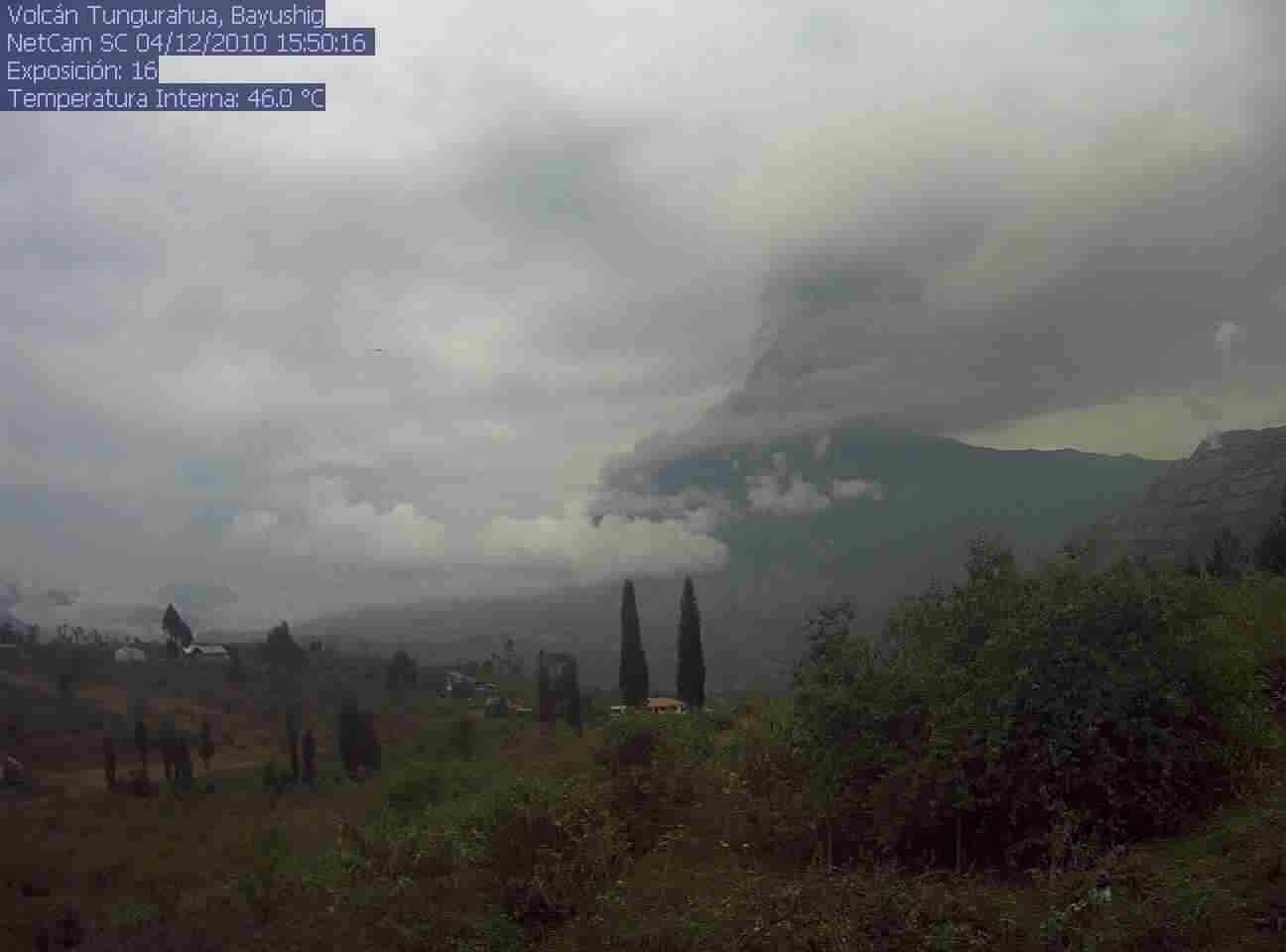 Imagen captada por la cámara de monitoreo del volcán en la que se  observa el descenso de un flujo piroclástico a las 10:46 (tiempo local)