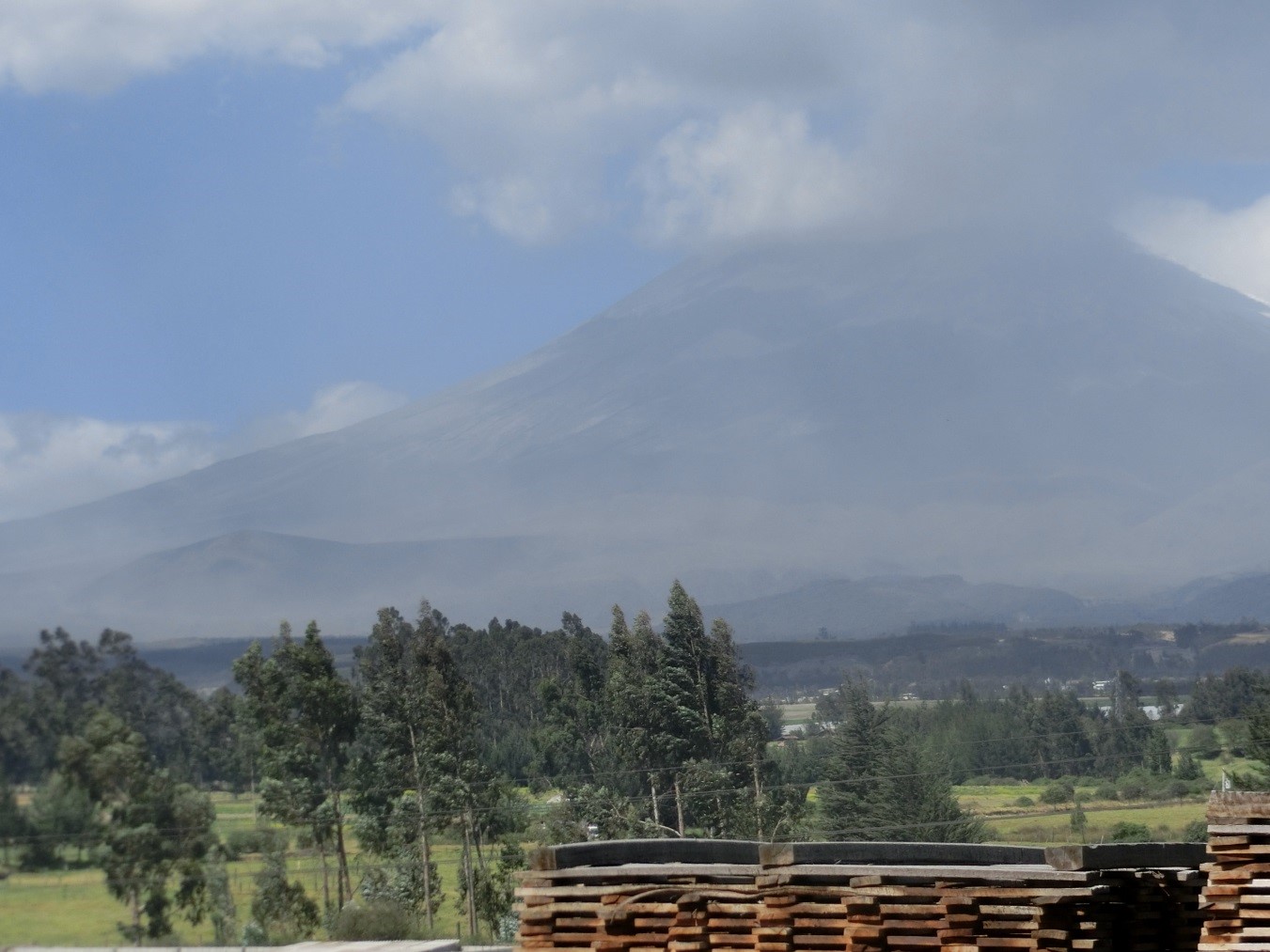 Charla sobre la actividad histórica del volcán Cotopaxi en la empresa ACOSA