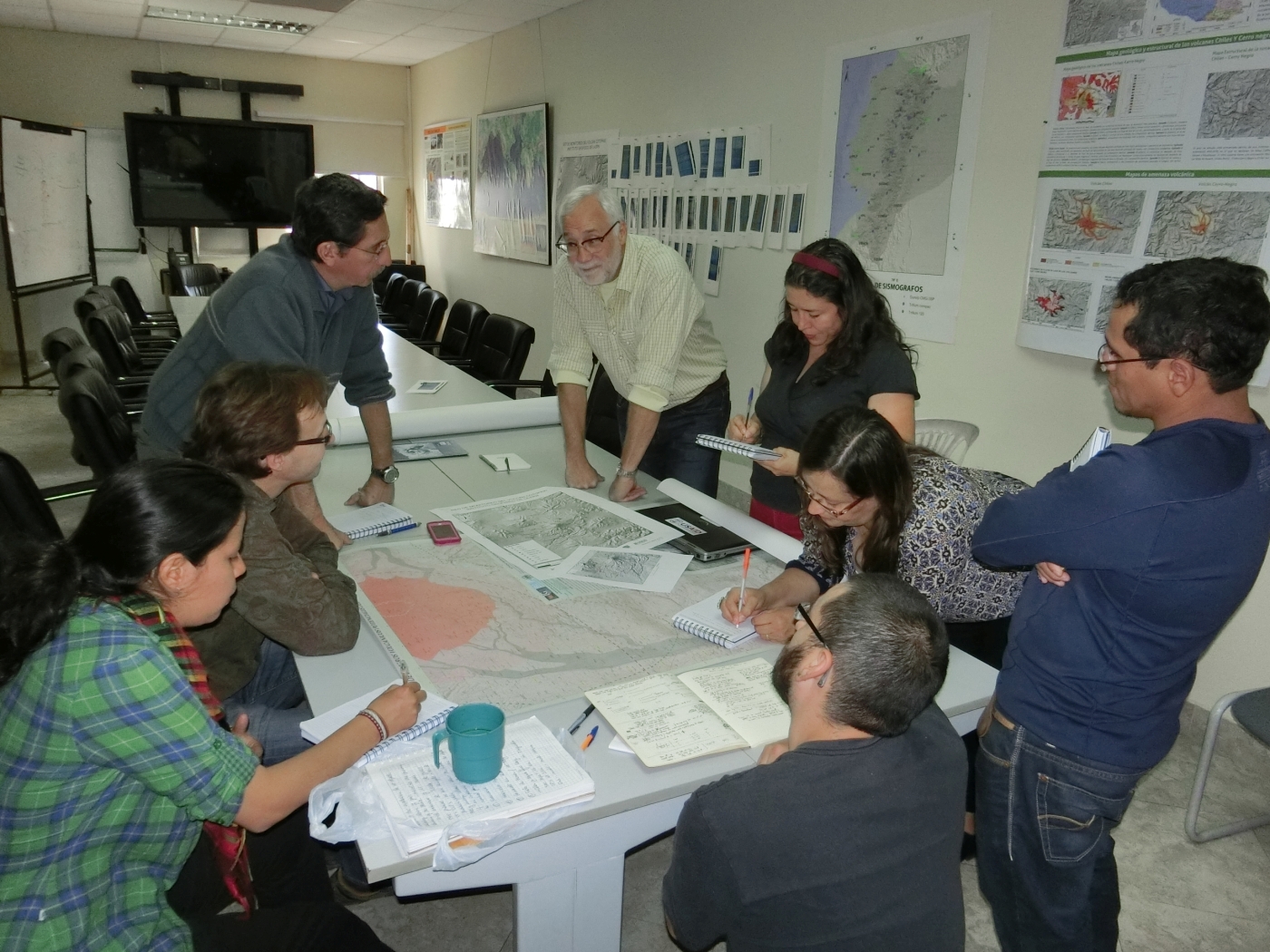 Reunión para escoger nuevos sitios para detectores de lahares del volcán Cotopaxi