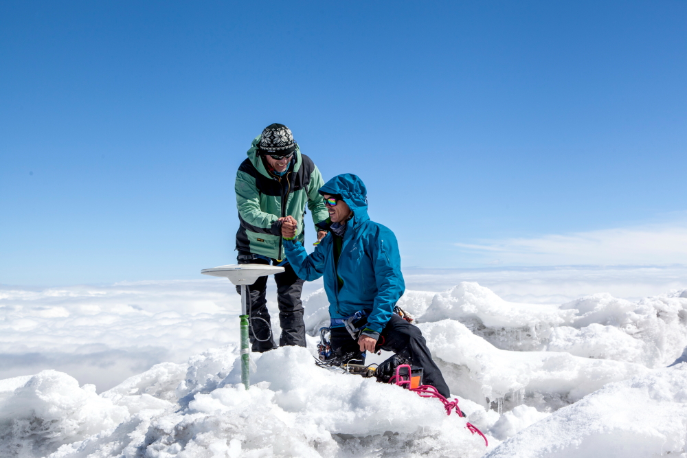 Equipo franco-ecuatoriano colocó un GPS en la cima del volcán Chimborazo