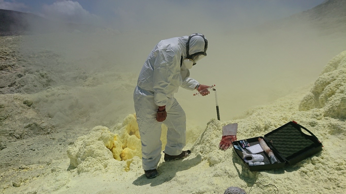 Campaña de gravimetría, muestreo geoquímico y trabajos geológicos asociados al reciente proceso eruptivo del volcán Sierra Negra