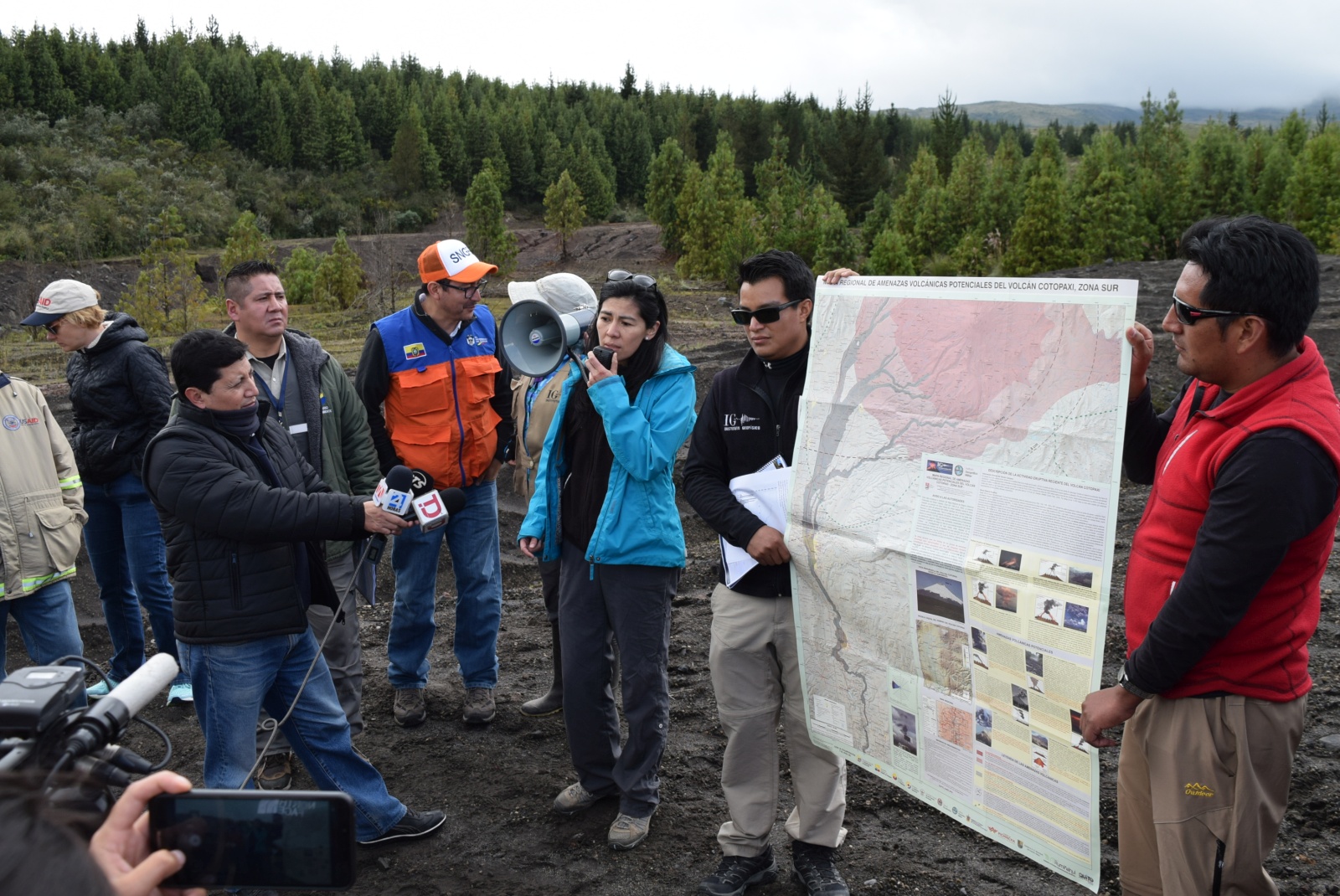 Visita de científicos del USGS, OFDA y oficiales de Manejo de Riesgos del estado de Washington