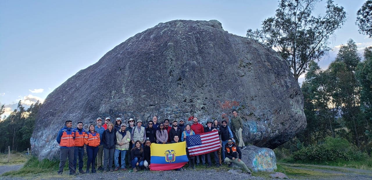 Visita de científicos del USGS, OFDA y oficiales de Manejo de Riesgos del estado de Washington