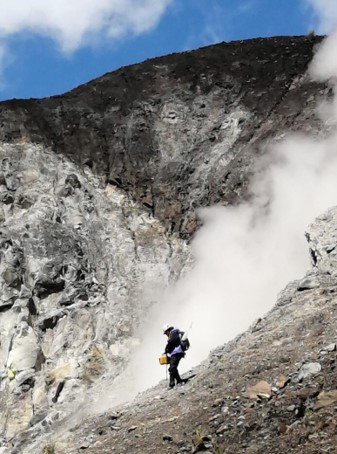 Mediciones y muestreo de gases volcánicos en los campos fumarólicos del volcán Guagua Pichincha