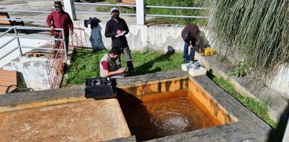 Medición de parámetros físico-químicos y muestreo de agua en las vertientes de las localidades de Tangalí, Peguche y San José (provincia de Imbabura)