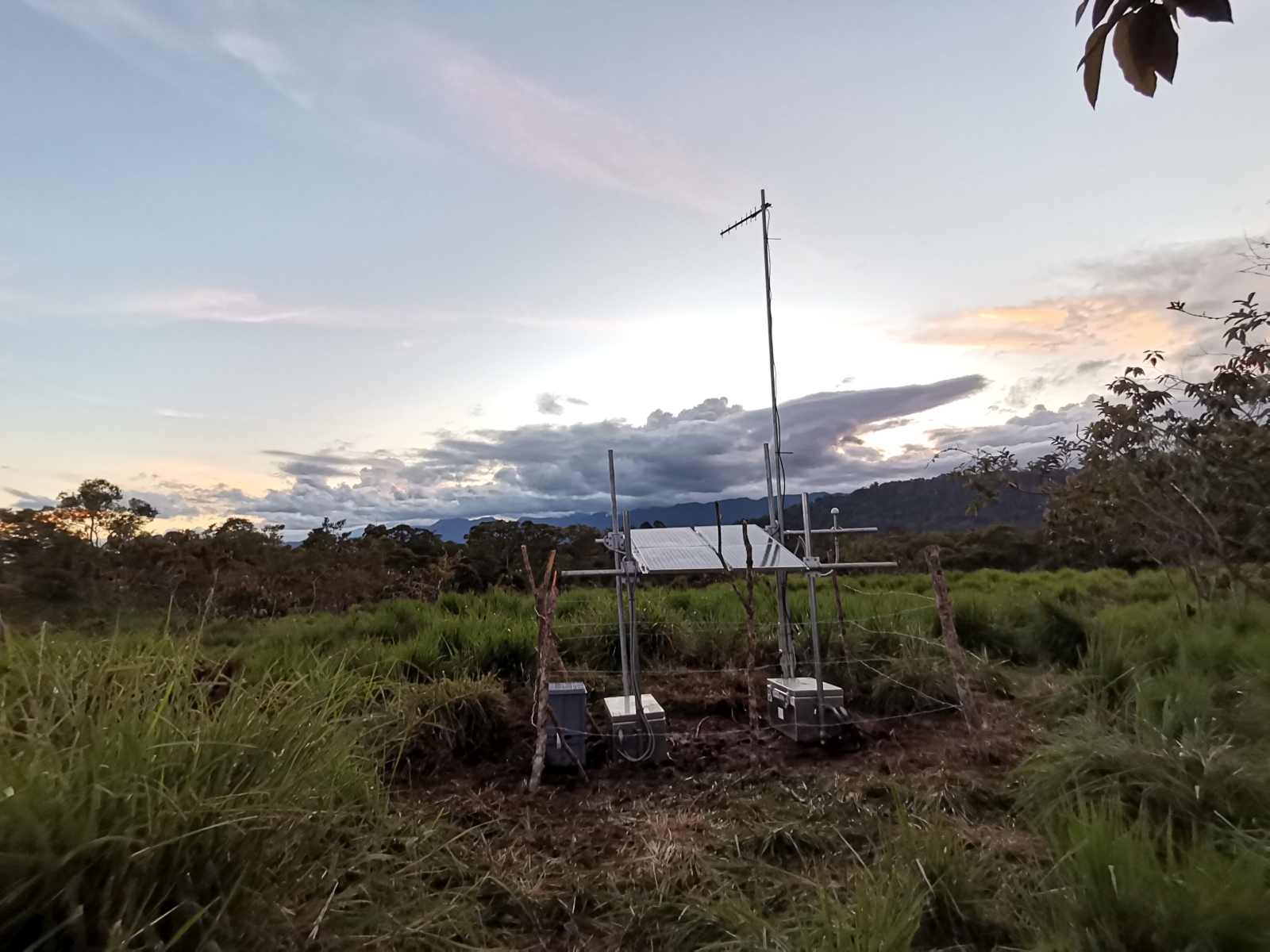 Instituto Geofísico implementa una nueva técnica de monitoreo volcánico: Antena de sensores de infrasonido vigila el volcán Sangay