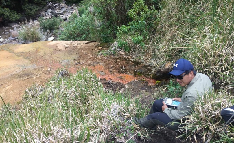 Medición de parámetros físico-químicos y muestreo de fuentes termales en el volcán Cayambe