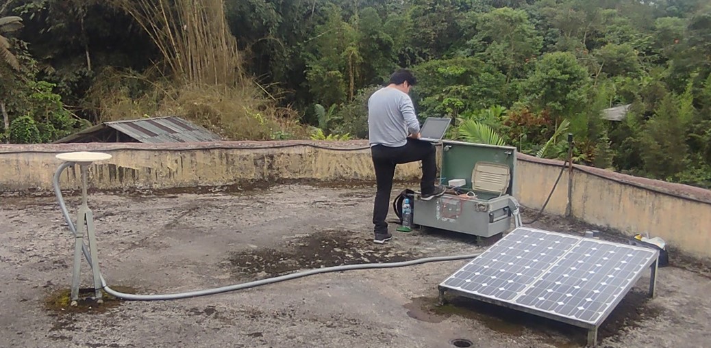 Mantenimiento y recolección de datos de las estaciones de la Red Nacional de Geodesia (RENGEO) ubicadas en la costa ecuatoriana