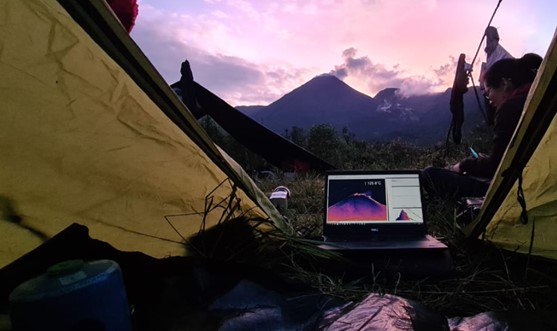 Trabajos de vigilancia e instalación de cámara UV en el volcán El Reventador, provincia de Sucumbíos, Ecuador