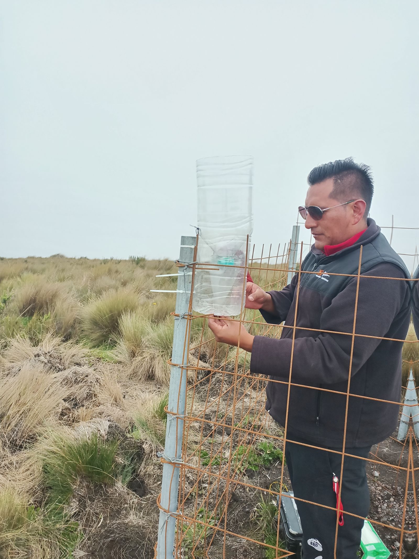 Recolección de ceniza y mantenimiento de la red de cenizómetros del volcán Sangay, provincia de Chimborazo