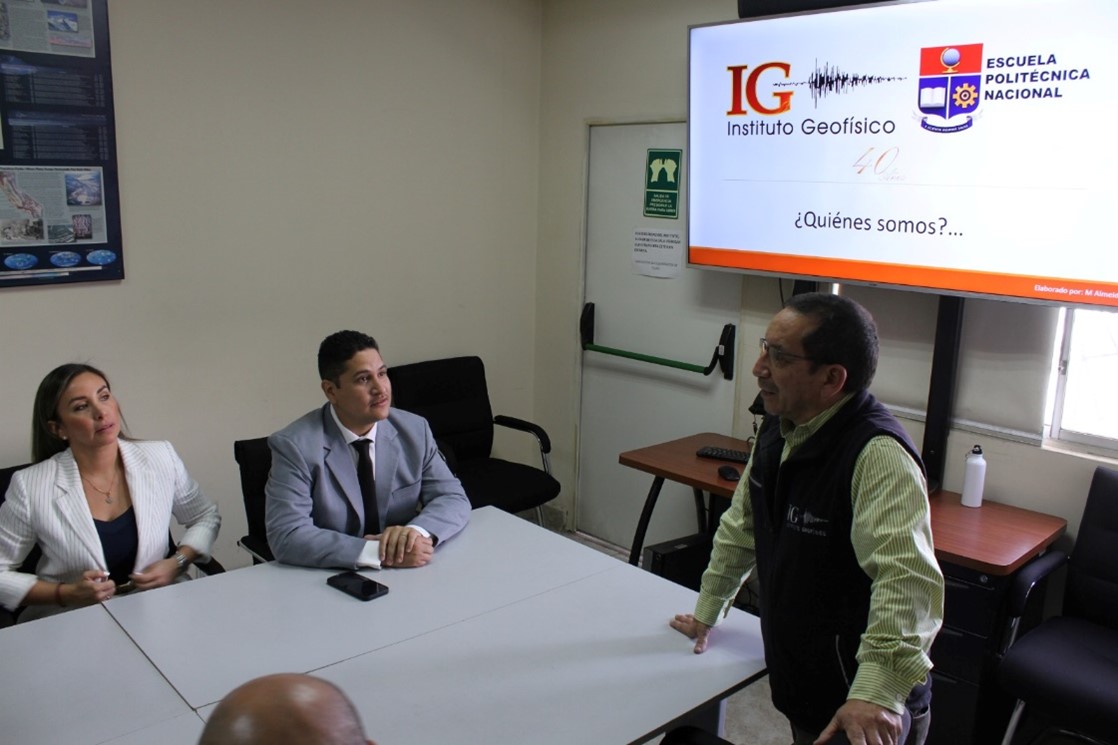 El Secretario de Gestión de Riesgos, visita la sede del IG-EPN en Quito