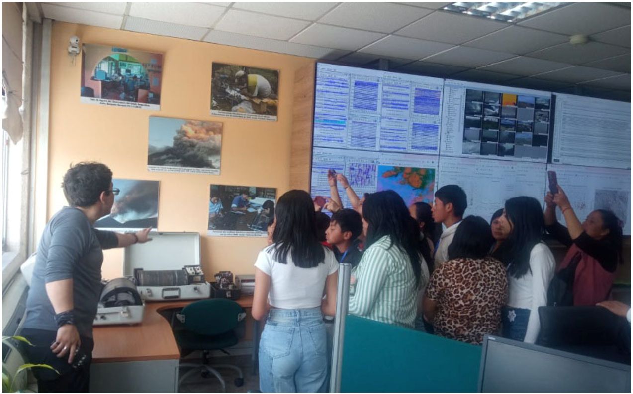 Estudiantes de la Unidad Educativa Alejandro Dávalos Calle de Salcedo visitan el IG-EPN